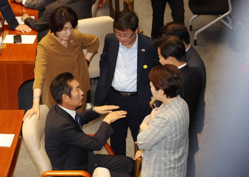 여야 대치 출구찾는 李 …"정청래 대표와 난 입장 달라"