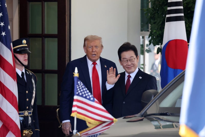 [포토] 트럼프 만난 후 손 흔드는 李대통령