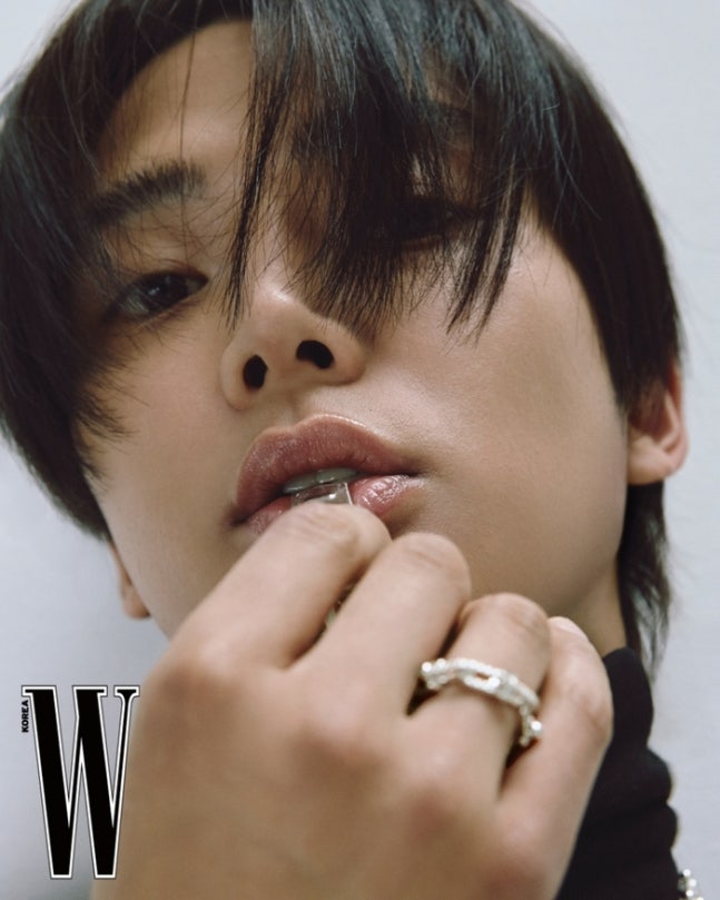 시크한 눈빛부터 다부진 몸매까지 완벽한 화보