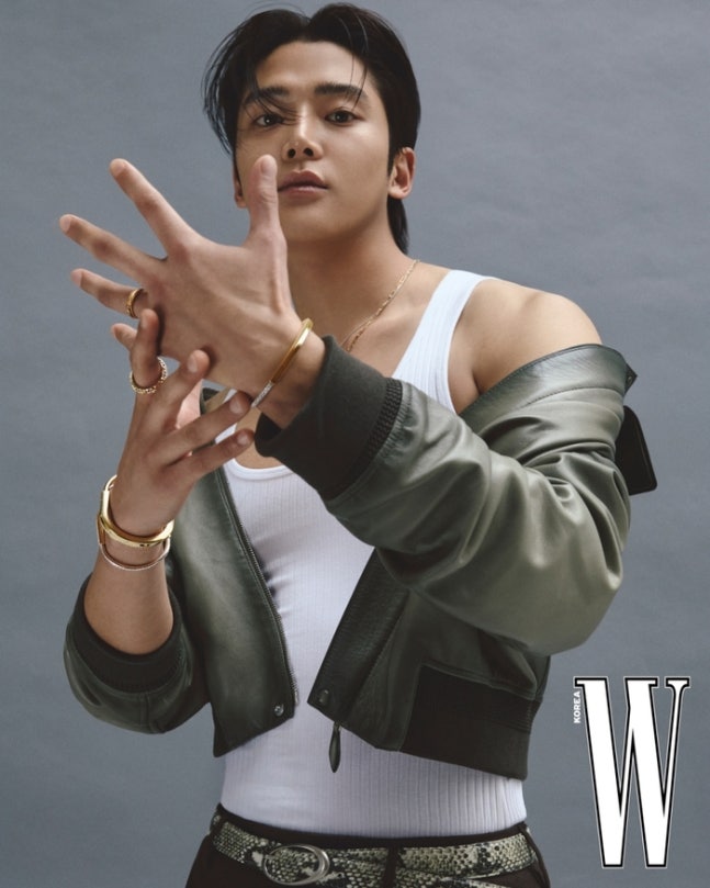 시크한 눈빛부터 다부진 몸매까지 완벽한 화보