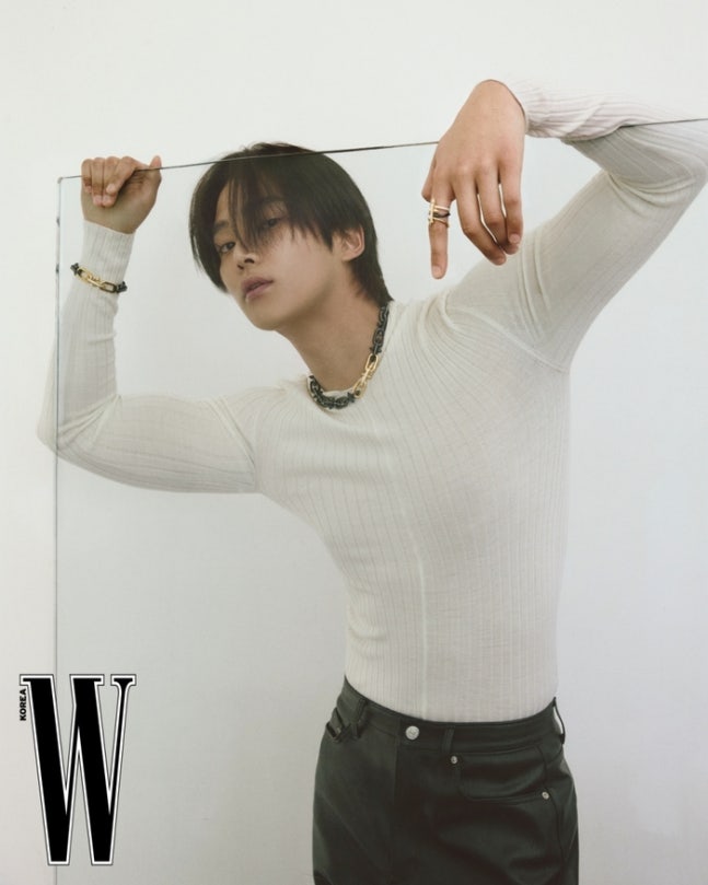 시크한 눈빛부터 다부진 몸매까지 완벽한 화보