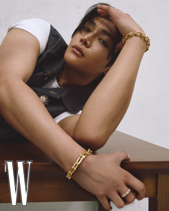 시크한 눈빛부터 다부진 몸매까지 완벽한 화보