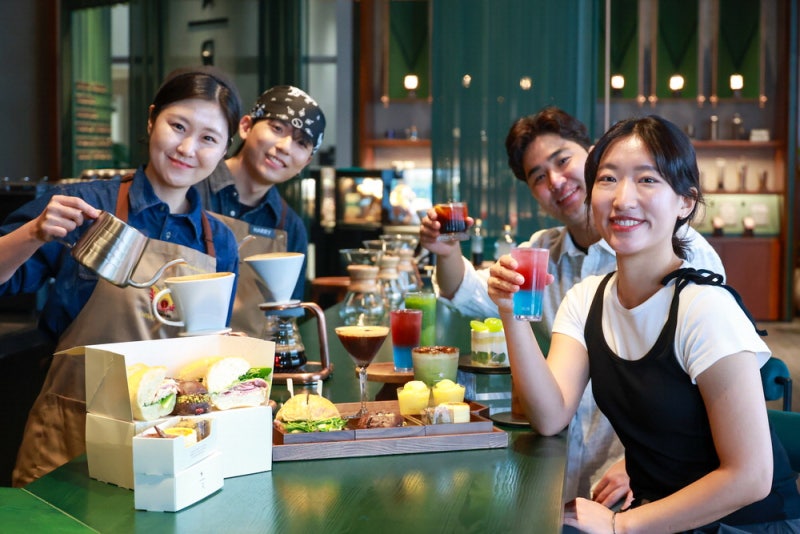 [포토] 광화문서 즐기는 프리미엄 스벅
