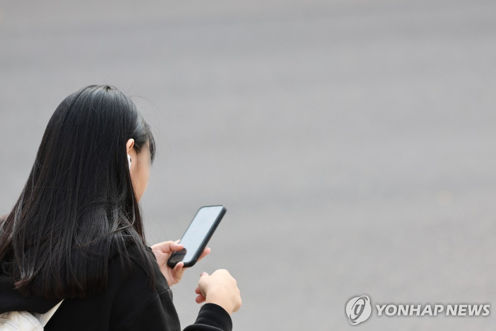 “휴대폰·<b>스마트</b>워치·태블릿까지…내년부터 초중고 <b>수업 중</b> 사용 ‘원...