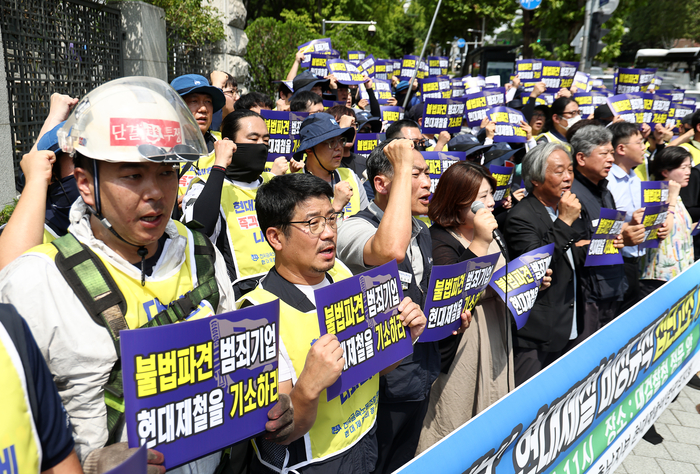 27일 서울 대검찰청 앞에서 열린 ‘불법파견·교섭거부’ 현대제철 비정규직 집단 고소 기자회견에서 참석자들이 관련 구호를 외치고 있다. [사진 = 연합뉴스]