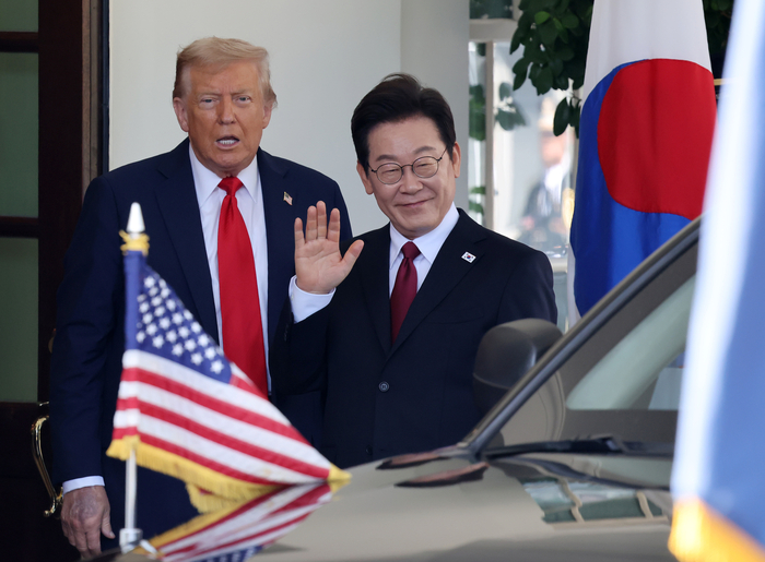 이재명 대통령이 지난 25일(현지시간) 한미 정상회담을 위해 미국 워싱턴 DC 백악관에 도착해 도널드 트럼프 미국 대통령과 취재진을 향해 인사하고 있다. [사진 출처 = 연합뉴스]