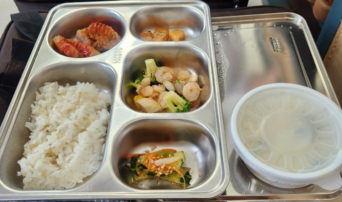“지금 밥이 넘어가냐”…중학교 <b>교장</b> 머리에 <b>급식판</b> 쏟은 <b>학부모</b>, 결국