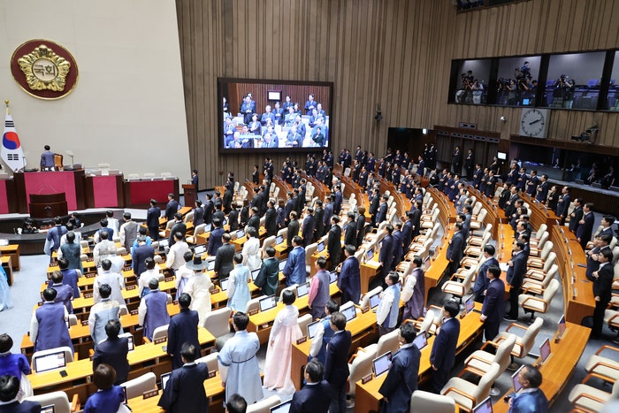 “<b>국회</b>의 쇼, <b>드레스 코드</b> 경쟁”...‘한복 대 상복’ 으로 나뉜 개원식