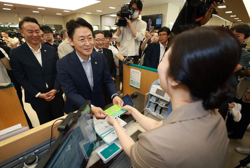 [포토] 예보한도 상향 첫날…은행 찾은 금융위 부위원장