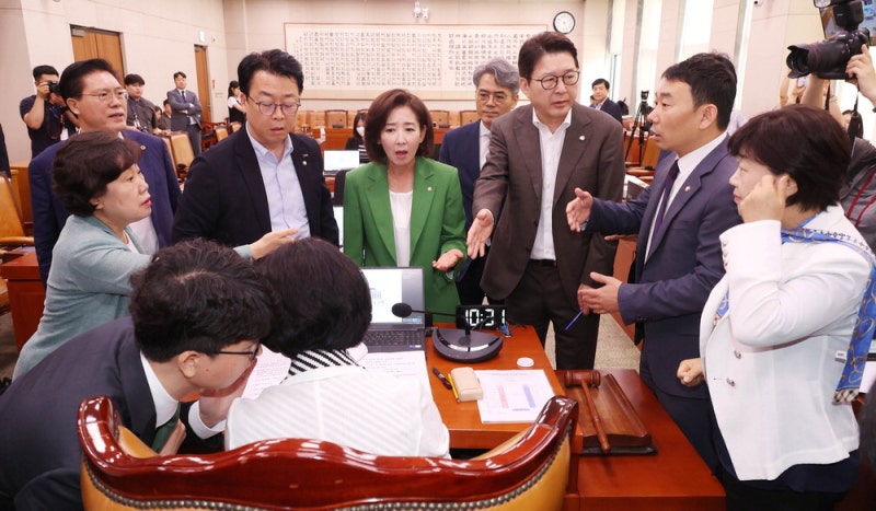 '나경원 간사' 거부한 추미애 … 법사위서 선임 놓고 난타전