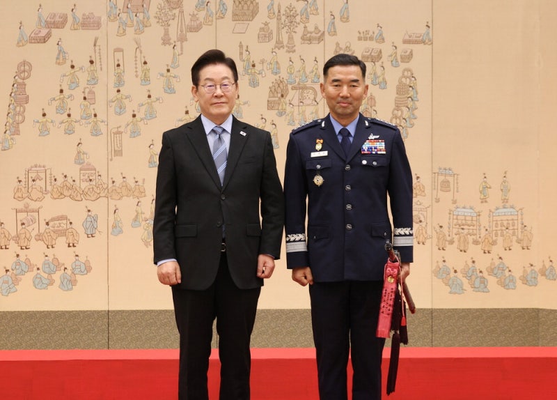[포토] 李, 신임 합참의장에 삼정검 수여