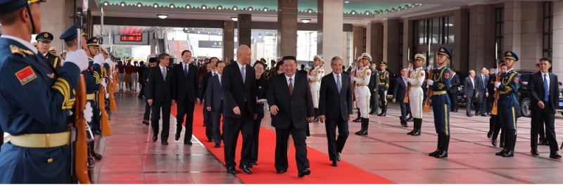 경제·외교 활로 직접 뚫는 김정은…러 이어 中과 '허니문'