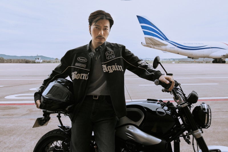 광활한 활주로를 가로지르다 … 버커루는 자유