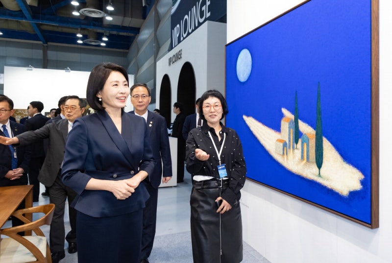 전시회 찾은 영부인…재계·스타들 총출동 "그림 사러 왔어요"