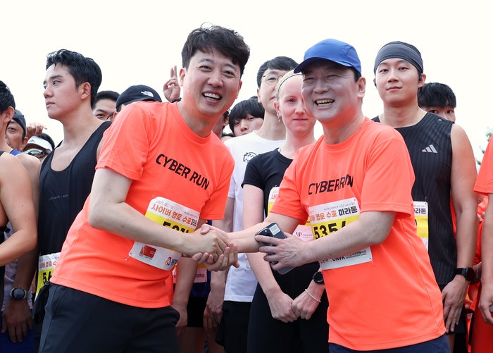 “어제의 앙숙, 앞으론 <b>연대</b>?” <b>이준석</b>·<b>안철수</b>, 마라톤서 맞잡은 두 손