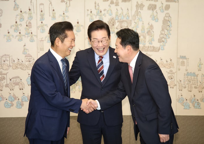 [속보] 여야대표 만난 <b>이재명</b> 대통령 “상생의 정치 하자…소통 통해 차...