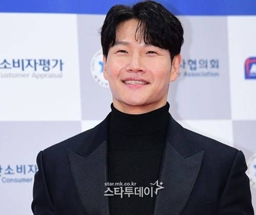<b>김종국</b>, 갤럭시코퍼레이션과 전속계약…GD·송강호와 한솥밥