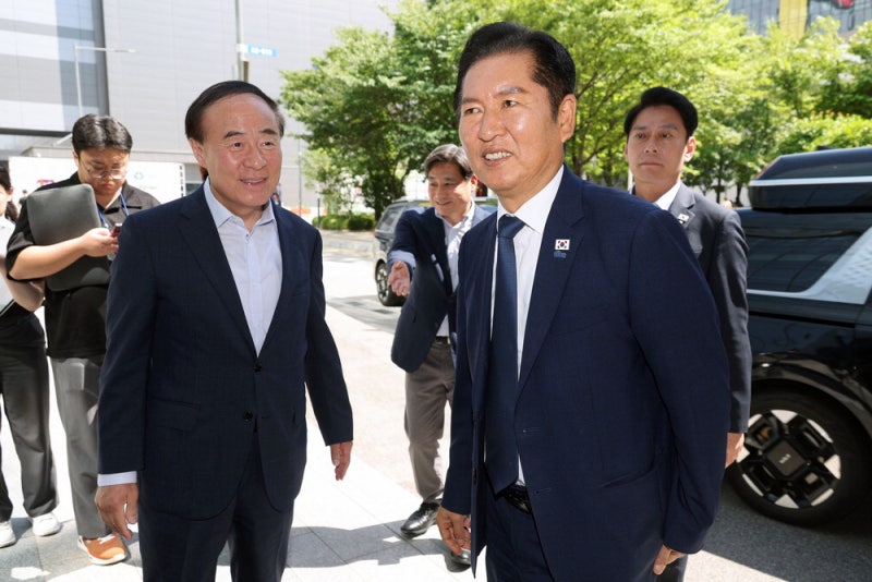 [포토] 삼성 찾은 정청래 "세계 1등 응원합니다"