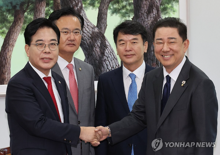 더불어민주당 김병기 원내대표, 국민의힘 송언석 원내대표가 10일 서울 여의도 국회에서 회동을 갖고 있다. [사진 연합뉴스]