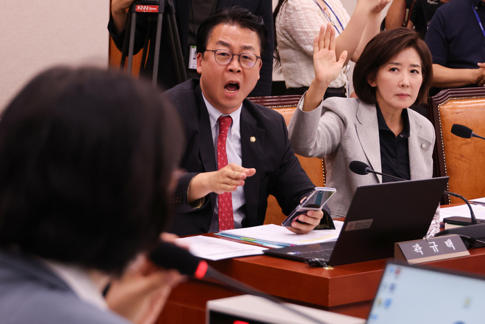 10일 서울 여의도 국회에서 열린 법제사법위원회 전체회의에서 국민의힘 곽규택 의원과 나경원 의원이 의사진행과 관련해 추미애 위원장에게 항의하고 있다. [사진 연합뉴스]
