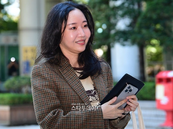 카카오택시 타고 법원 출석한 <b>민희진</b>…<b>하이브</b>와 260억 ‘풋옵션’ 소송...