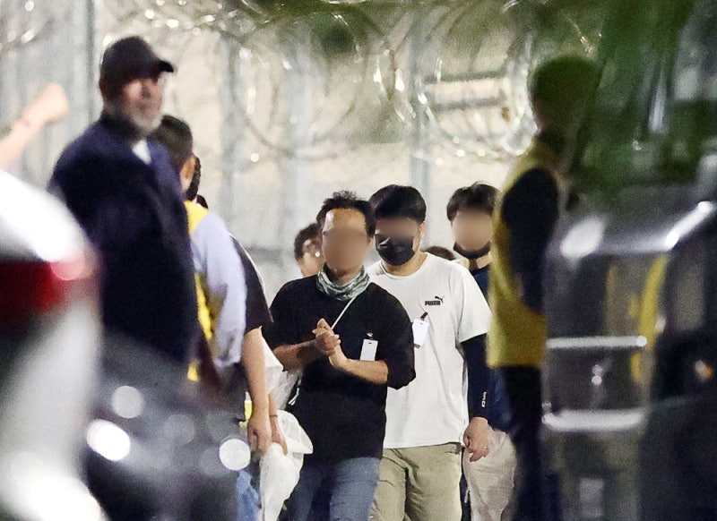 7일간 구금악몽 끝나고 집으로 … 일상복에 수갑 없이 버스 탑승