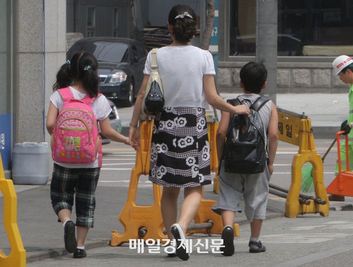 “애 학교 보내기 무서워”…잇따르는 <b>유괴 시도</b>에 경찰, 학교 인근 순...