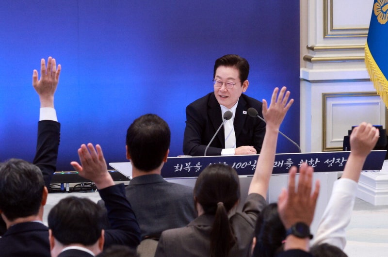 "주가 한참 더 오를 것 … 부동산 수요는 끊임없이 통제"
