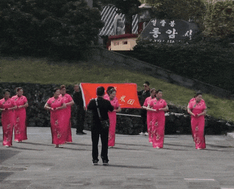 중국 전통의상인 치파오를 입은 여성들이 성산일출봉 동암사 인근에서 춤을 추고 있다. [영상 출처 = SNS]