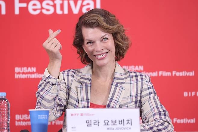 <b>밀라 요보비치</b> “딸 ‘케데헌’ 팬…‘오겜’ <b>이병헌</b> 직접 만나 기뻐”...