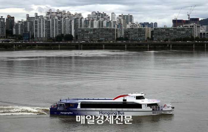 한강<b>버스</b>, 운항 첫날 ‘오픈런’으로 첫차 만석