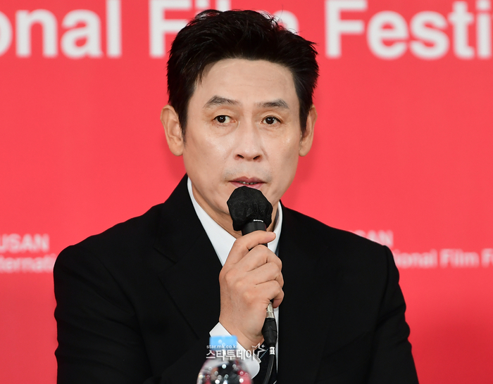 ‘<b>굿뉴스</b>’ 설경구 “<b>변성현</b>과 4번째라 고민...어떻게 구길지 궁금했다...