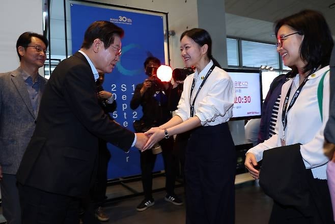 “대통령님 <b>감사</b>합니다”…배우 <b>고아성</b> 인사한 이유