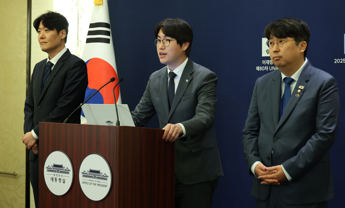 하정우 AI미래기획수석이 22일(현지시간) 미국 뉴욕 한 호텔의 한국프레스센터에서 이재명 대통령의 세계경제포럼 의장 접견 관련 브리핑을 하고 있다. 왼쪽부터 김우창 국가AI정책비서관, 하 수석, 더불어민주당 차지호