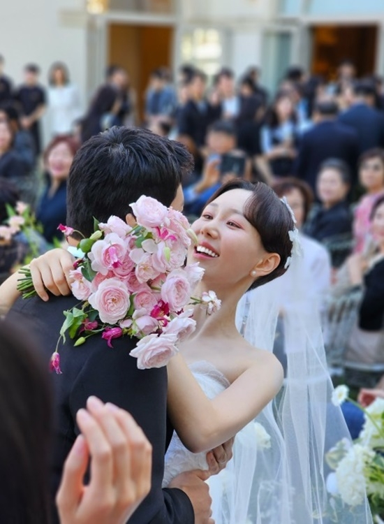 남편 무릎꿇고 프러포즈…<b>이유영</b>, 아름다운 <b>결혼</b>식
