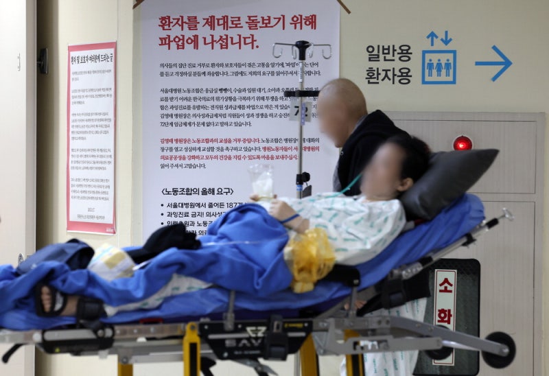 서울대병원 노조 무기한 파업 …  인력충원·임금체계 개편 요구