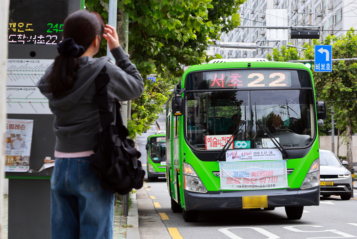 대중교통 환승할인 보전 규모를 놓고 서울시와 갈등을 빚는 서울시마을버스운송사업조합이 22일 요구안이 수용되지 않으면 내년 1월 1일부터 환승제도에서 공식 탈퇴하겠다고 밝혔다. 사진은 이날 서울 시내 버스정류장에서