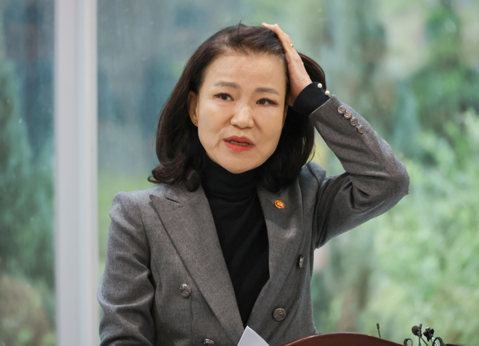 이진숙 방송통신위원회 위원장이 28일 국회 소통관 로비에서 열린 전날 국회 본회의를 통과한 방송미디어통신위원회 설치법 관련 기자회견에 참석해 있다. [사진출처 = 연합뉴스]