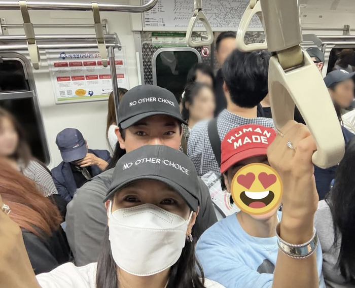 “불꽃놀이 덕분에”…<b>손예진</b>, <b>지하철</b> 퇴근 인증