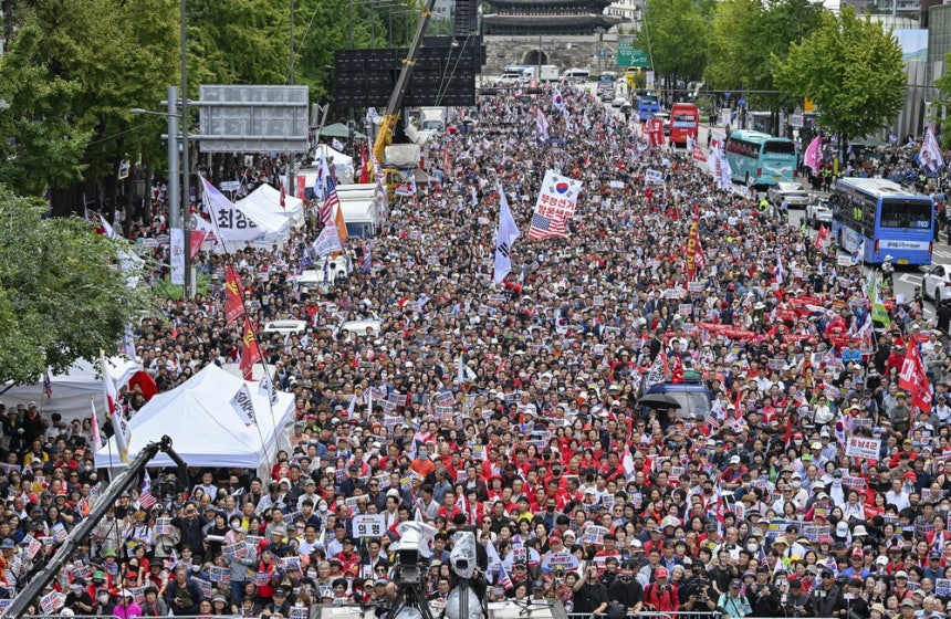 28일 오후 서울 중구 세종대로에서 열린 '사법파괴·입법독재 국민 규탄대회'에서 국민의힘 의원들(앞쪽)과 지지자들이 시위를 하고 있다. 국민의힘은 전국 각지에서 모인 당원과 시민