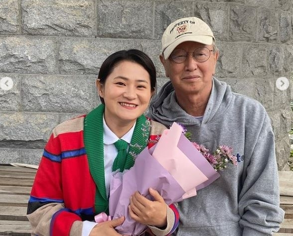 ‘<b>전유성</b> 임종 지킨’ <b>김신영</b> 방송 복귀 “교수님은 떠났지만…”