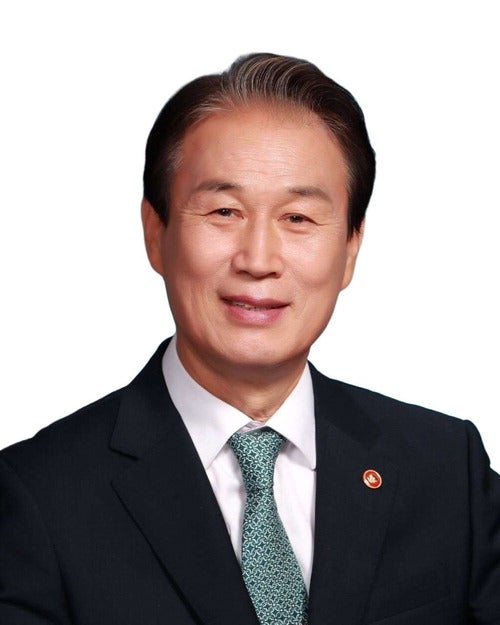 '1일 과자장수' 변신한 권오을 장관