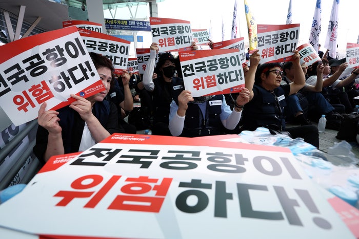 “하필 황금연휴 코앞인데…” 15개 <b>공항 노동자</b>들 무기한 <b>총파업</b>