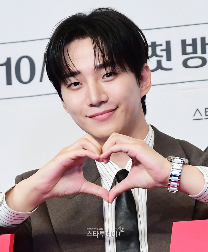 [포토] <b>이준호</b>, 선물같은 손<b>하트</b>