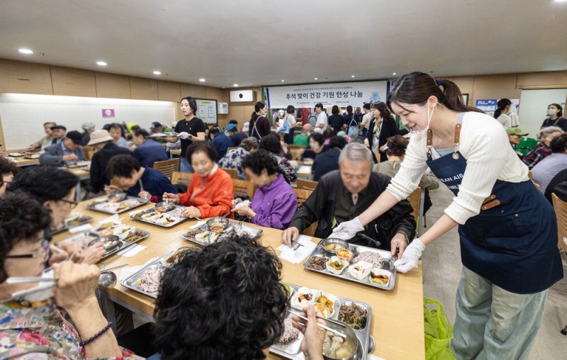 [포토] 대한항공·아시아나 한가위 맞아 어르신께 보양식