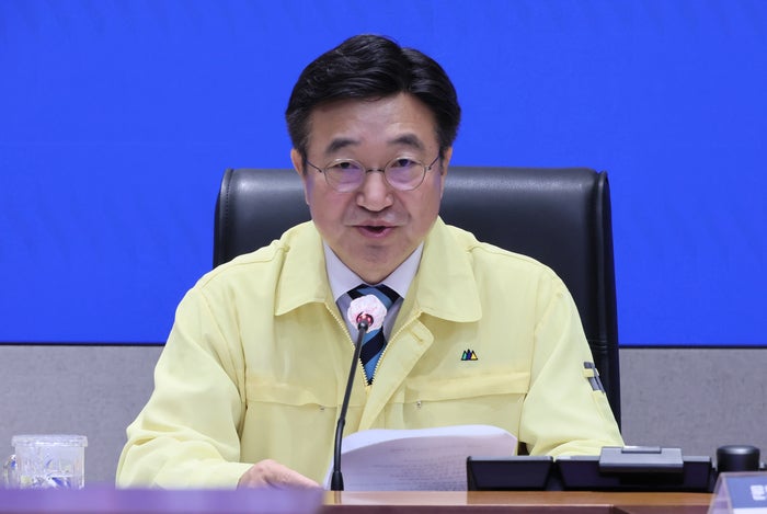 윤호중 “7일 연휴 <b>전산망</b> 정상화 골든타임 삼겠다”…시스템 <b>복구</b>율 1...