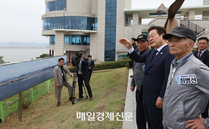 추석 명절을 맞아 이재명 대통령이 3일 인천 강화군 평화전망대를 방문해 실향민과 대화하며 북녘을 바라보고 있다. 김호영기자