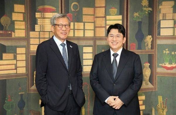 ‘출국금지’ <b>논란</b>에 깜짝…국중박, 방시혁 사진 올렸다 ‘빛삭’