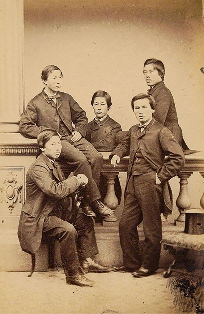 1863년 영국에 도착해 유니버시티 칼리지에서 공부하던 당시 조슈 5인방의 모습. 윗줄 제일 오른쪽이 이토 히로부미.