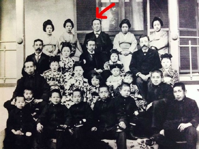 역사학자들은 시부사와가 자녀를 20~50명 둔 것으로 추정하고 있으나 일각에서는 100명 가까이 됐다는 설도 있다. 시부사와(화살표)는 정부들로부터 얻은 7명의 자식들과 그들의 배우자, 손자들을 합쳐 동족회를 만들